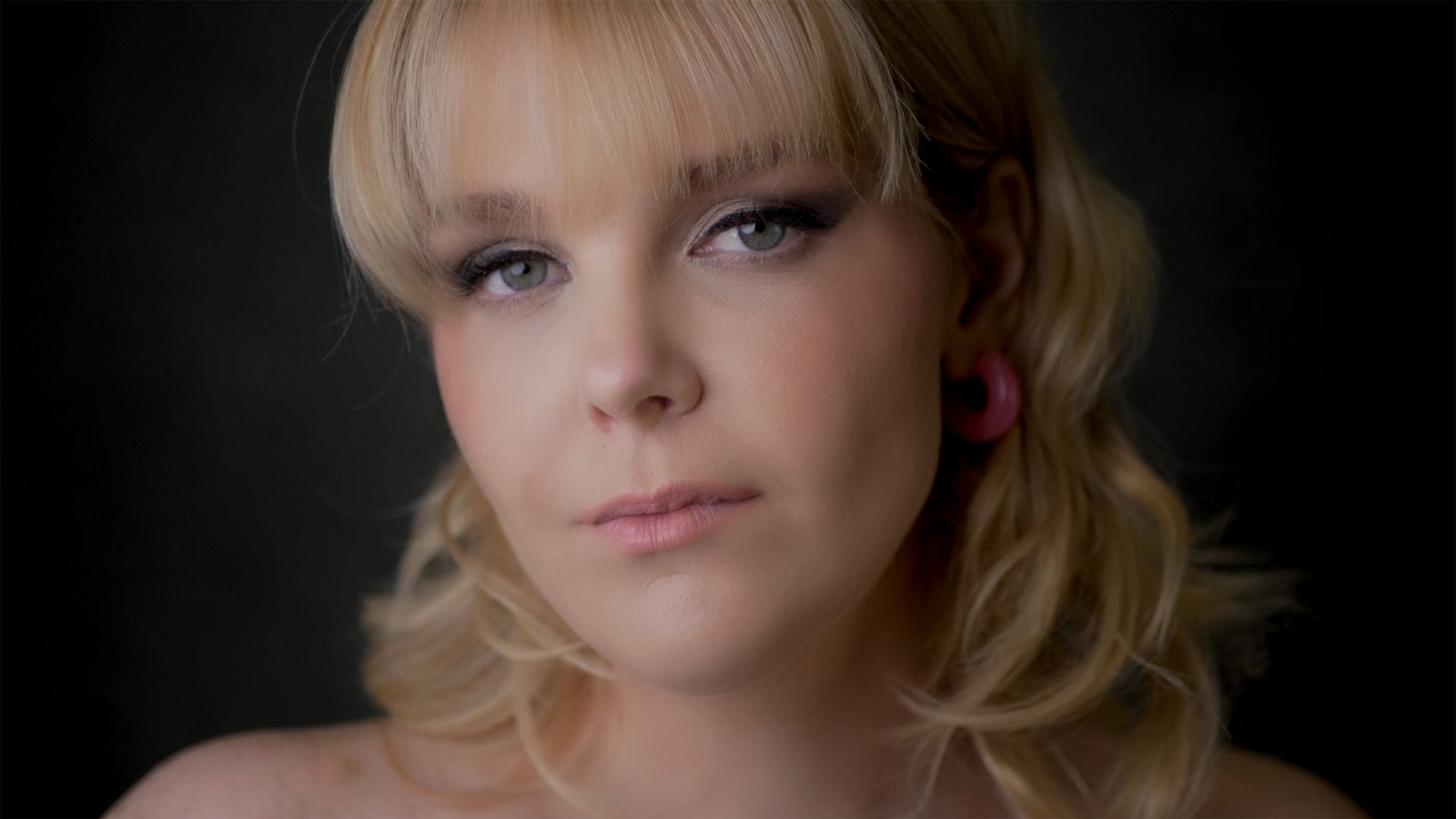 Norwegian pop artist Hanne Leland performing live in Oslo 2025 concert.